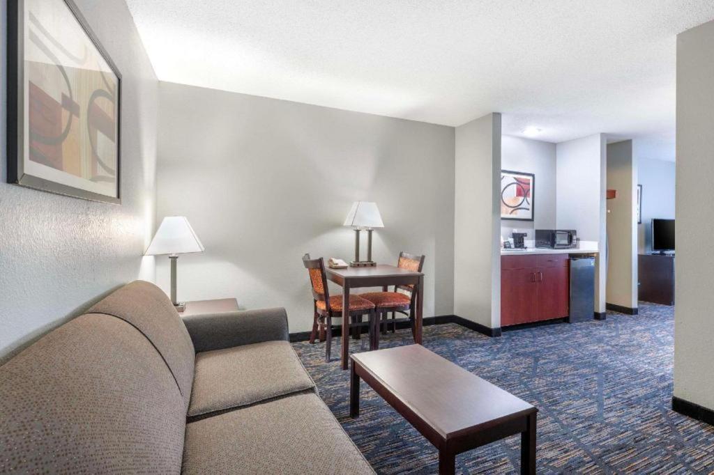 Quality Inn & Suites Arbor Екстер'єр фото