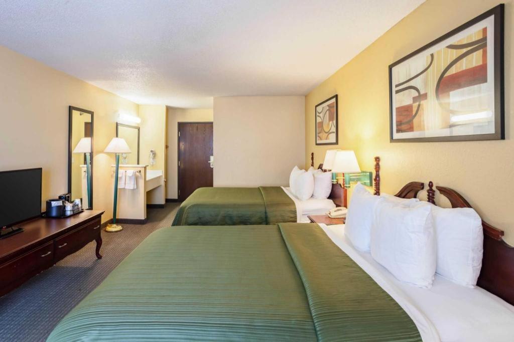 Quality Inn & Suites Arbor Екстер'єр фото