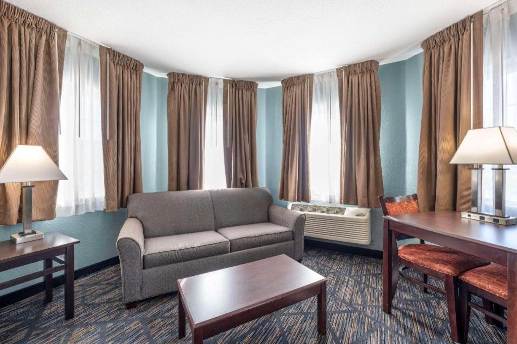 Quality Inn & Suites Arbor Екстер'єр фото